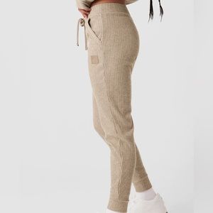 Alo Yoga Muse Sweatpant in gravel heather